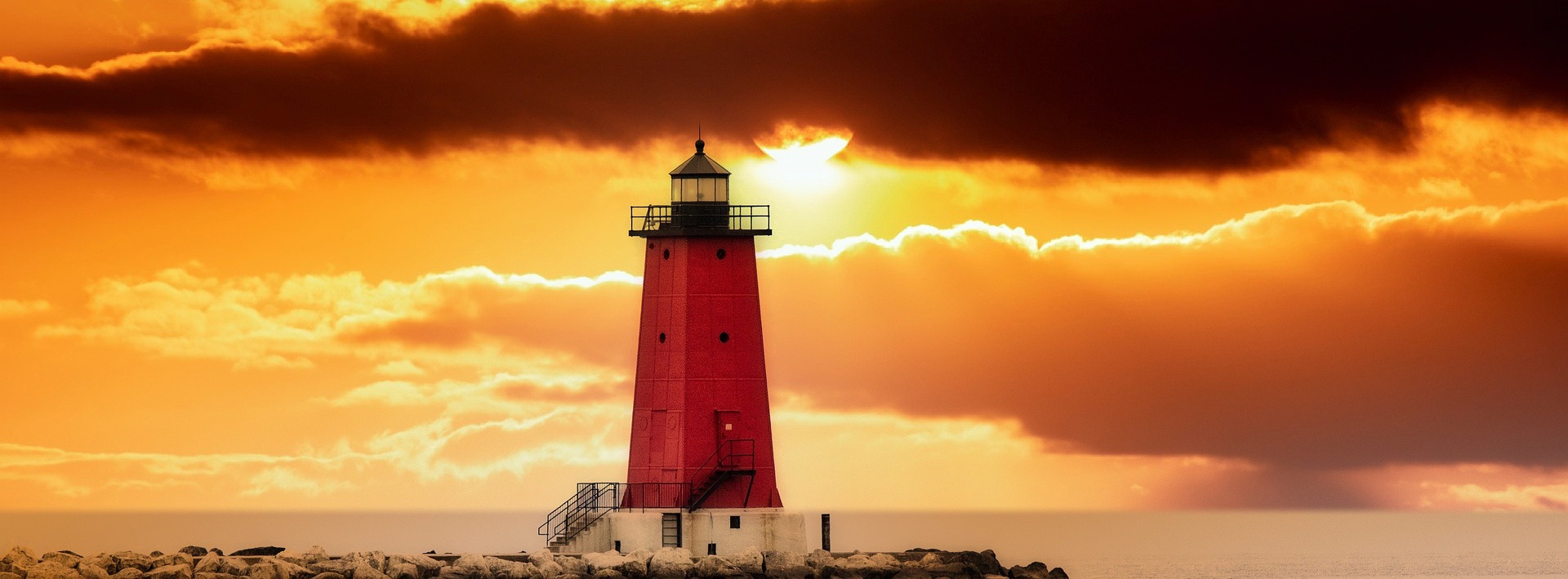 lighthouse-4753714_1920